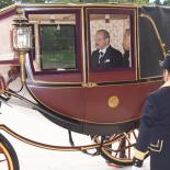 Kočár před vstupem do paláce